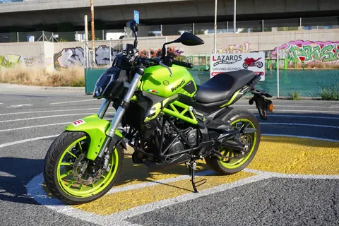 Εκπαιδευτική μοτοσικλέτα Benelli 302S για μαθήματα άδειας Α2