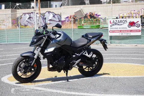 Εκπαιδευτική μοτοσικλέτα Honda Hornet 750 για μαθήματα κατηγορίας Α