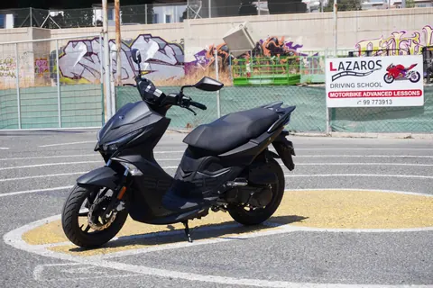 Σκούτερ Kymco Super 8 50cc για μαθήματα άδειας μοτοποδηλάτου ΑΜ